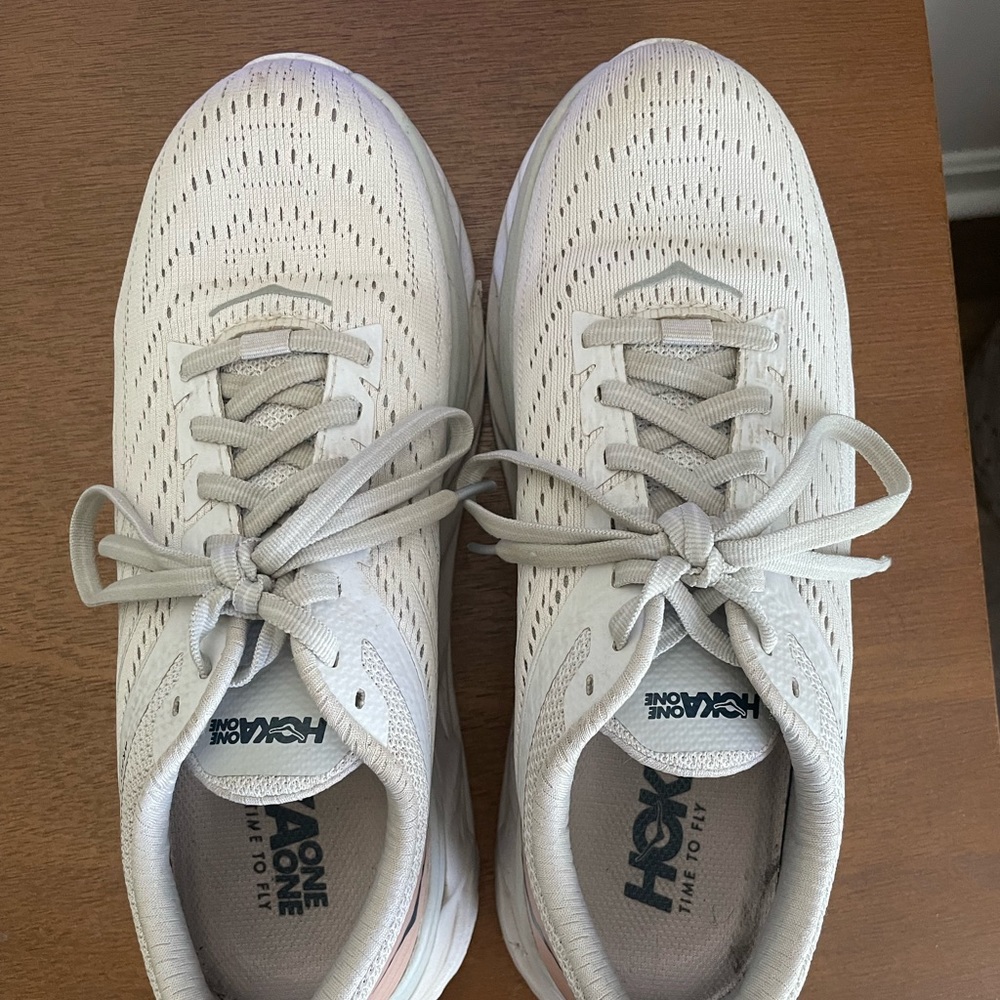 Hoka Arahi 4